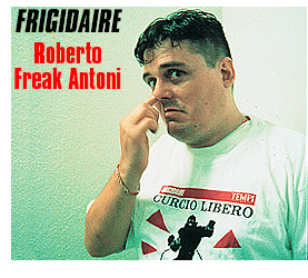 Roberto Freak Antoni con la t-shirt di FRIGIDAIRE, "Curcio libero, amnistia!", la sera del "Concerto per la libertà" all'Alpheus di Roma, il 4 giugno 1992.