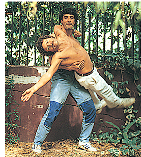Andrea Pazienza e Vincenzo Sparagna. Foto del 1985, nel giardino della redazione di FRIGIDAIRE