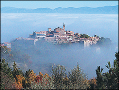 Frigolandia a Giano dell'Umbria. Soggiorni a basso costo di una settimana in Umbria con soli 100 euro. Vacanze economiche in Umbria tra arte e natura.