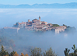 Il borgo medievale di Giano dell'Umbria visto da Frigolandia