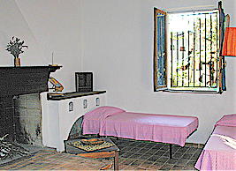 Frigolandia: particolare dell'interno della Casa Rosada, alloggio dei cittadini di Frigolandia