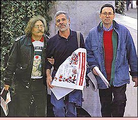 Vincenzo Sparagna, Renato Curcio e Pablo Echaurren con il Metroposter n.2 di FRIGIDAIRE nel 1994